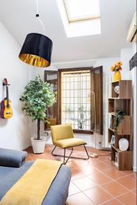 Χώρος καθιστικού στο Bright Design House in the Heart of Bologna