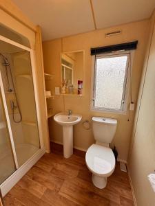 Koupelna v ubytování 3 Bed Caravan - Sleeps 8 - Pet friendly Parking