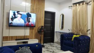 Carve Out A Great Life At Our 2-BR-APT With 24HRS PWR And WiFi電視和／或娛樂中心