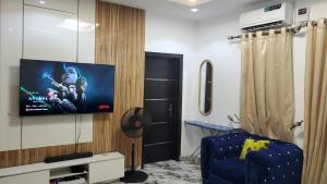 Carve Out A Great Life At Our 2-BR-APT With 24HRS PWR And WiFi電視和／或娛樂中心