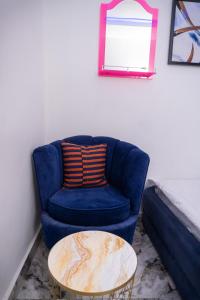 Carve Out A Great Life At Our 2-BR-APT With 24HRS PWR And WiFi休息區