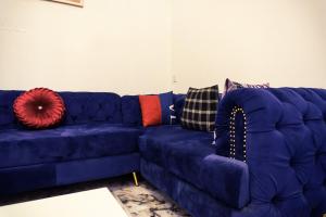 Carve Out A Great Life At Our 2-BR-APT With 24HRS PWR And WiFi休息區