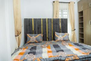 Carve Out A Great Life At Our 2-BR-APT With 24HRS PWR And WiFi房間的床