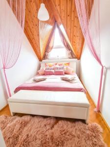 Łóżko lub łóżka w pokoju w obiekcie Aranyeső Apartmanházak No.1