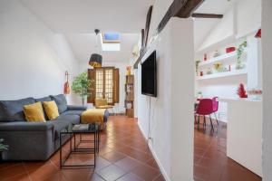 Χώρος καθιστικού στο Bright Design House in the Heart of Bologna
