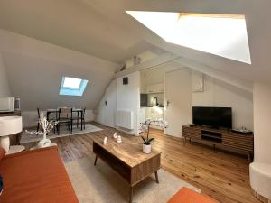 ein Wohnzimmer im Dachgeschoss mit einem Dachfenster in der Unterkunft Studio cosy gare de St-Pierre-Des-Corps in Saint-Pierre-des-Corps