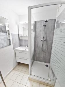 un bagno con doccia e lavandino di Les Plages de Cavalière T2 Cabine a Le Lavandou