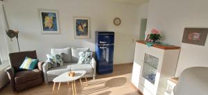 a living room with a couch and a water cooler at Moderner Bungalow D51 Europa Feriendorf 2-5 Personen in Lichtenau