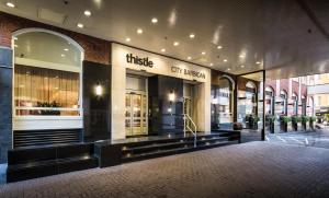 una tienda frente a un centro comercial con una tienda en Thistle Barbican Shoreditch, en Londres