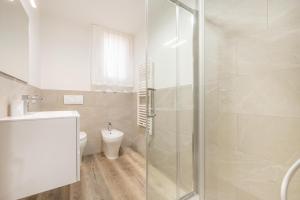 ein Badezimmer mit Dusche und Toilette in der Unterkunft Wave Island A18 in Lido di Jesolo