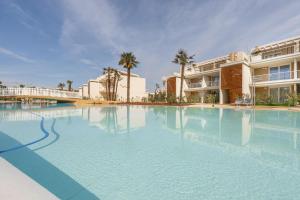 ein großer Pool vor einem Resort in der Unterkunft Wave Island A18 in Lido di Jesolo + 9 Fotos