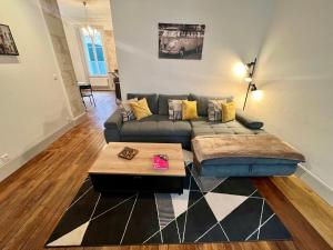 ポワティエにあるBeautiful 1 bedroom apartment - Poitiersのソファとコーヒーテーブルのあるリビングルーム +14枚の写真