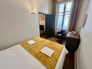 ポワティエにあるBeautiful 1 bedroom apartment - Poitiersのベッドルーム1室(黄色い毛布付きのベッド1台付)