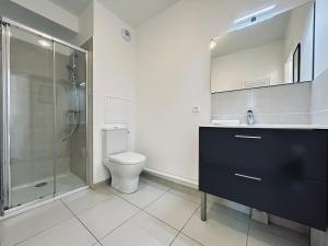 a bathroom with a toilet and a shower and a sink at Bleuets studio cosy neuf terrasse proche centre in Reims +18 photos