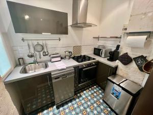 ポワティエにあるBeautiful 1 bedroom apartment - Poitiersのシンクとコンロのある小さなキッチン