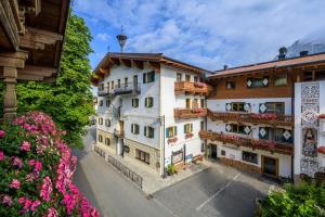 widok z góry na budynek z kwiatami w obiekcie Hotel Hochfilzer w mieście Ellmau
