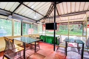 TV a/nebo společenská místnost v ubytování The Twin Cottages Coorg
