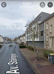 eine leere Straße mit einem Straßenschild auf der Straße in der Unterkunft Studio cosy gare de St-Pierre-Des-Corps in Saint-Pierre-des-Corps