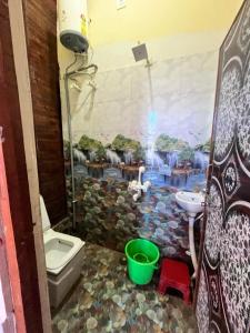 Vannituba majutusasutuses Radha ballabh guest house