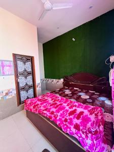 Voodi või voodid majutusasutuse Radha ballabh guest house toas