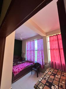 Voodi või voodid majutusasutuse Radha ballabh guest house toas