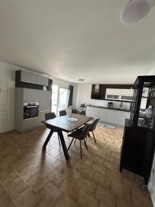 a kitchen with a table and chairs in a room at Ferienwohnung Familie Reiprich in Bremerhaven