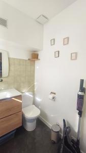 ein weißes Badezimmer mit Toilette und Waschbecken in der Unterkunft Le Colibri - studio paisible et raffiné au sud d'Aix in Aix-en-Provence + 7 Fotos