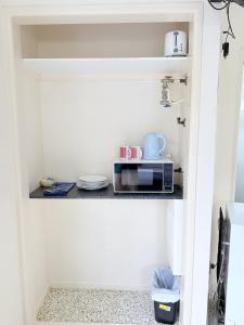 Kuchyň nebo kuchyňský kout v ubytování Emu Park Beach Motel