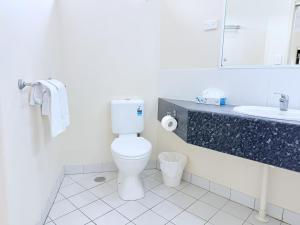 Koupelna v ubytování Emu Park Beach Motel