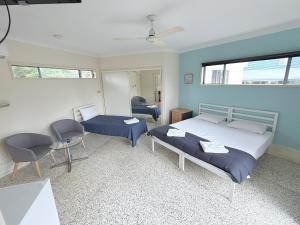 Postel nebo postele na pokoji v ubytování Emu Park Beach Motel