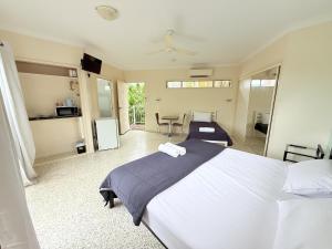 Postel nebo postele na pokoji v ubytování Emu Park Beach Motel