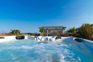 Bazén v ubytování Mediterranean Charm villa con piscina al mare nebo v jeho okolí