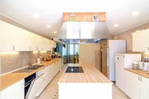 Kuchyň nebo kuchyňský kout v ubytování Mediterranean Charm villa con piscina al mare
