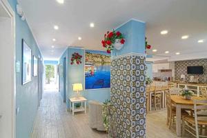 TV a/nebo společenská místnost v ubytování Mediterranean Charm villa con piscina al mare