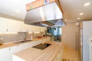 Kuchyň nebo kuchyňský kout v ubytování Mediterranean Charm villa con piscina al mare