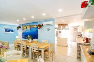 Kuchyň nebo kuchyňský kout v ubytování Mediterranean Charm villa con piscina al mare