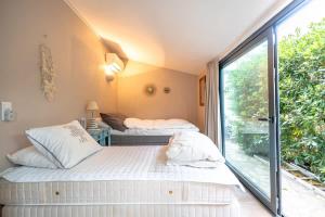 En eller flere senge i et værelse på Le Petit Refuge l Authentic l Shellter Rentals