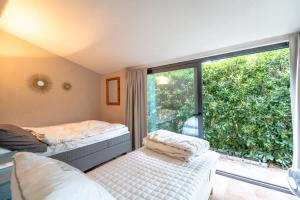 En eller flere senge i et værelse på Le Petit Refuge l Authentic l Shellter Rentals