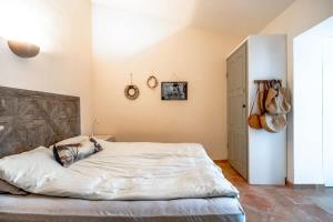 En eller flere senge i et værelse på Le Petit Refuge l Authentic l Shellter Rentals + 14 billeder