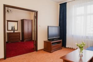 Televízia a/alebo spoločenská miestnosť v ubytovaní TOTU HOME Classic Apartment Gdynia