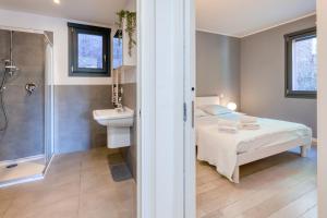 Et badeværelse på Les Terrasses De Roquebrune - Happy Rentals