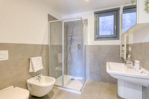 Et badeværelse på Les Terrasses De Roquebrune - Happy Rentals + 21 billeder