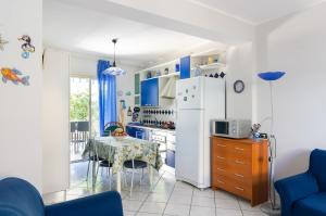 Η κουζίνα ή μικρή κουζίνα στο Casa Mariba Appartamento al mare piano terra
