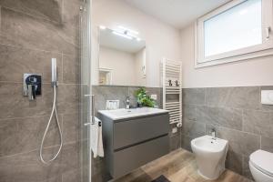 ein Badezimmer mit Dusche, Waschbecken und Toilette in der Unterkunft Wave Island H2 in Lido di Jesolo