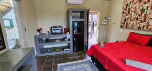 En eller flere senge i et værelse på The Rondawel + 1 billede