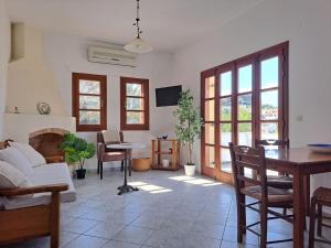 TV a/nebo společenská místnost v ubytování Villa Mary Stella Platanos, Leros + 22 fotografií