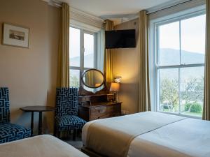 Una cama o camas en una habitación de Leenane Hotel