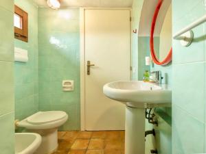 Un baño de Apartment 4 beds in Residence in Golfo Aranci just 150 mt from the sea