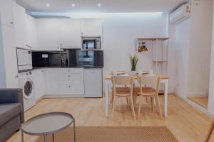 a kitchen and dining room with a table and chairs at Apartamentos Destino Alquézar in Alquézar