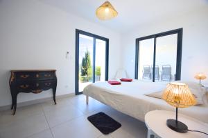 Postel nebo postele na pokoji v ubytování Le Cap Marlou vue d'en bas + 20 fotografií